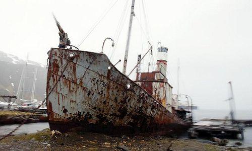Petrel Rusting hull of Petrel (image by 'christopher')