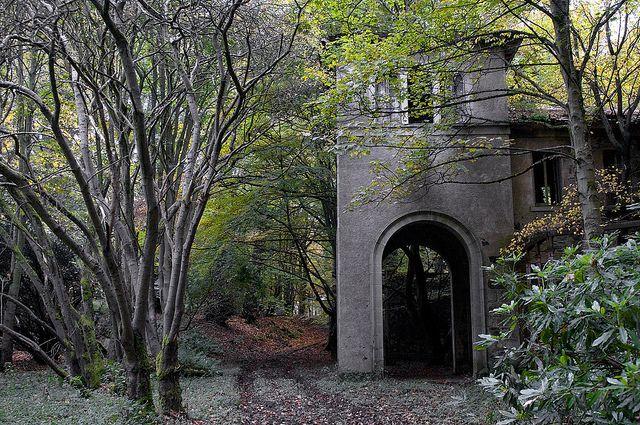 9 (More) Abandoned Mansions and Houses Left to Decay